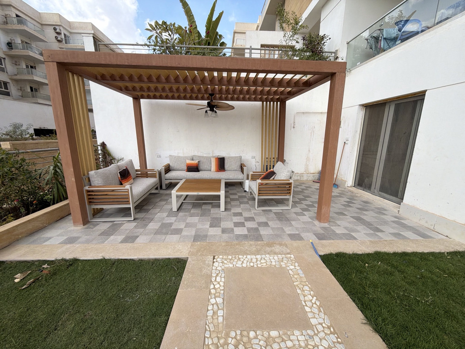 Mountain View Outdoor Area — Landscape flooring